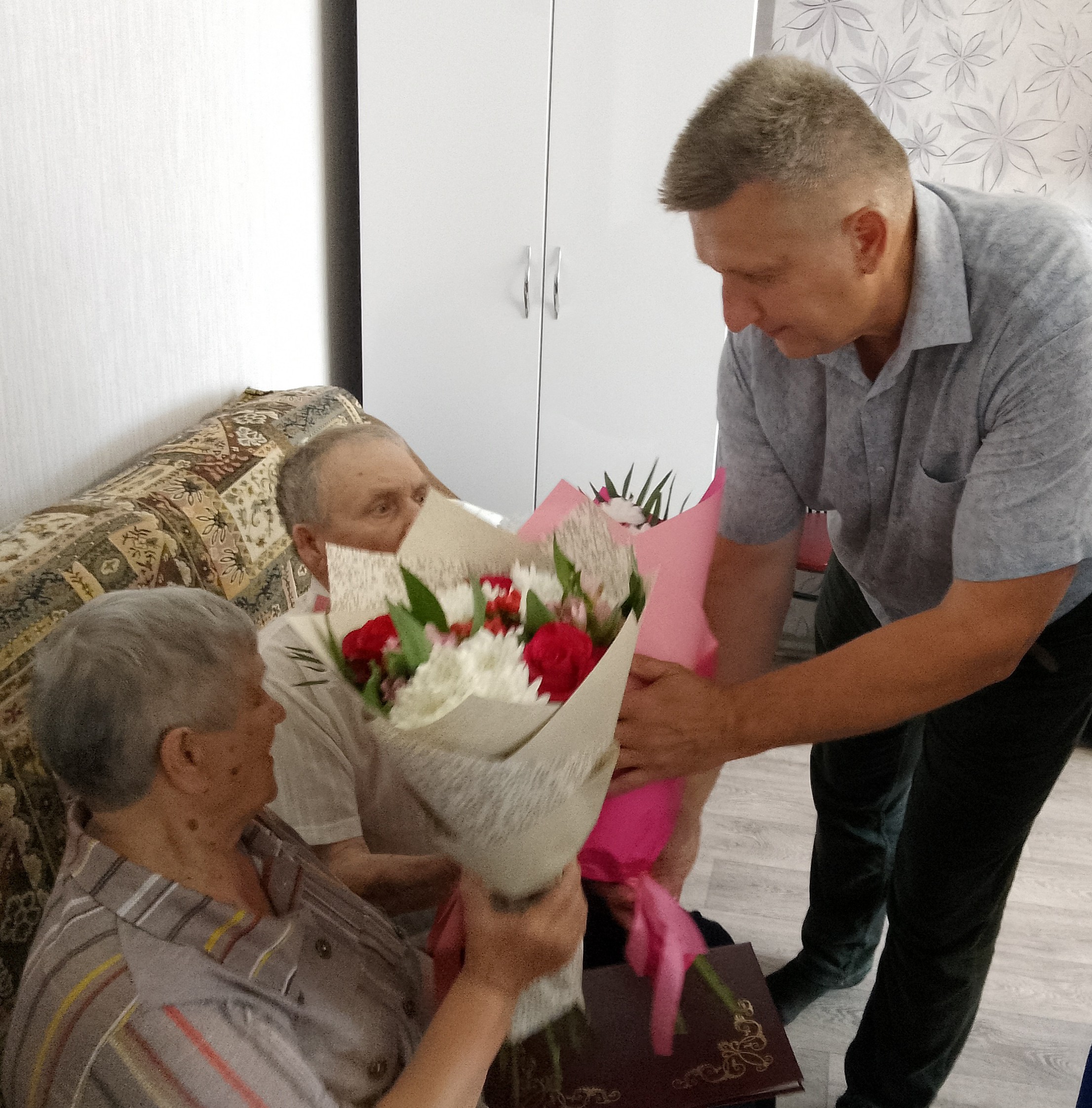 Семье Ершовых вручили медаль «За любовь и верность» | 07.07.2023 | Новости  Пучежа - БезФормата